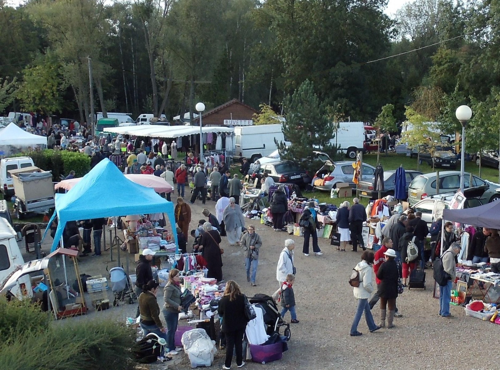 VIDE GRENIER DU LAC GÉANT D AUTOMNE